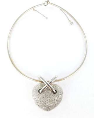 gros plan d'un collier sur fond blanc