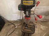 une perceuse posée sur une table