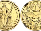 une pièce d'or sur laquelle figurent une femme et un oiseau