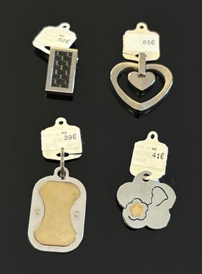 de nombreux types différents de plaques d'identité sur un fond noir