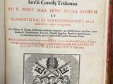 un livre sur lequel figure une image représentant un crâne et des os croisés