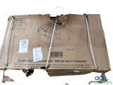 une boîte en carton contenant un certain nombre d'objets