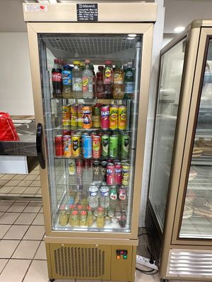 un réfrigérateur rempli de sodas