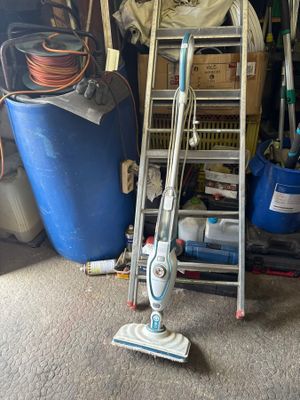 un aspirateur posé par terre à côté d'une échelle