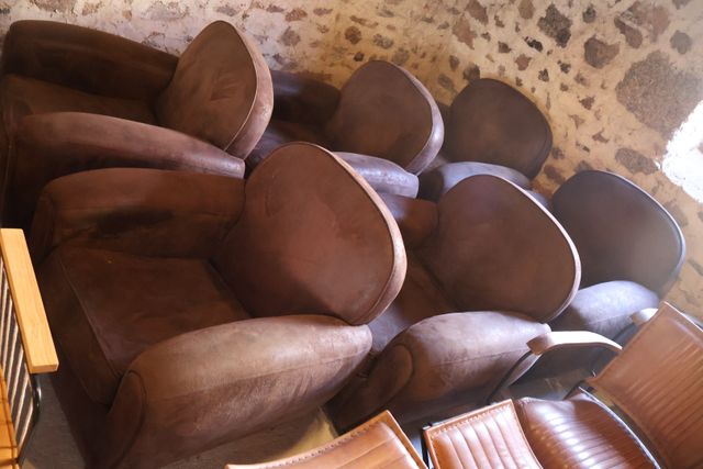 Six fauteuils club cuir marron de manufacture contemporaine 