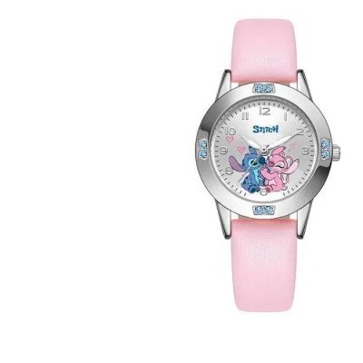un gros plan d'une montre rose ornée d'un personnage de dessin animé