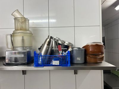 de nombreuses casseroles et poêles sur le comptoir de la cuisine