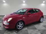 la voiture rouge est garée dans le garage sur le sol en damier