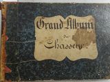 un vieux livre écrit posé sur une table