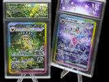 deux types différents de cartes Pokémon dans une vitrine