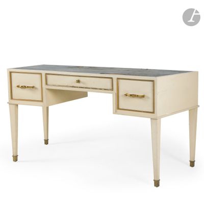 un bureau blanc à deux tiroirs avec un plateau en marbre