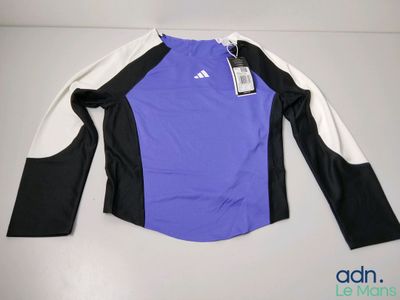 un gros plan sur un t-shirt violet et noir muni d'une étiquette