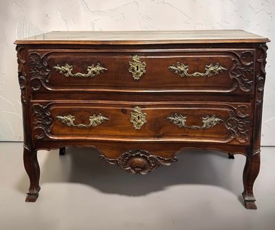 une commode ancienne avec un plateau en marbre