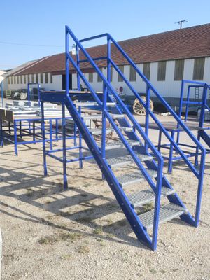 un escalier métallique bleu qui monte le long d'un immeuble