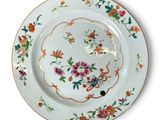 une assiette ornée d'un motif floral sur une surface blanche