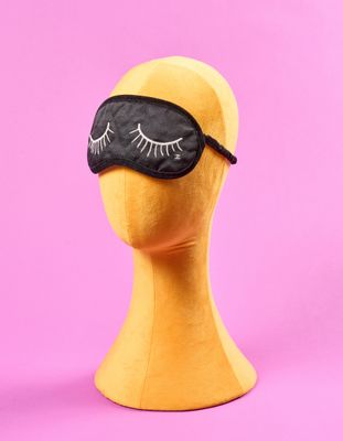 une tête de mannequin jaune portant un masque noir sur les yeux