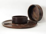 une tasse et une soucoupe en bois posées sur une assiette