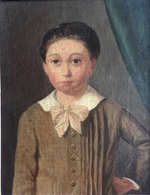 portrait d'un jeune garçon vêtu d'une chemise marron et d'une chemise à col blanc