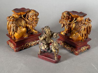 deux statues en or représentant des lions et un homme à cheval