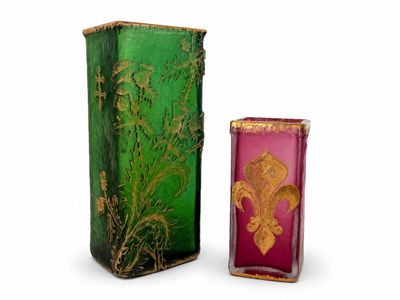 deux vases placés l'un à côté de l'autre
