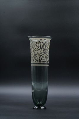 un vase en verre orné d'un motif sur fond noir