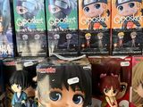 de nombreuses figurines d'anime exposées dans un magasin