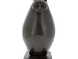 sculpture représentant un chat assis sur un socle en bois, sur fond blanc