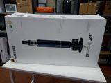 une boîte contenant un appareil électronique posée sur une table dans une pièce