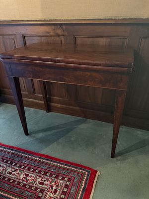 Table à jeu en placage d'acajou sur pieds gaine.