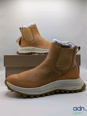 bottes en cuir marron pour homme, à semelles blanches, présentées dans une boîte