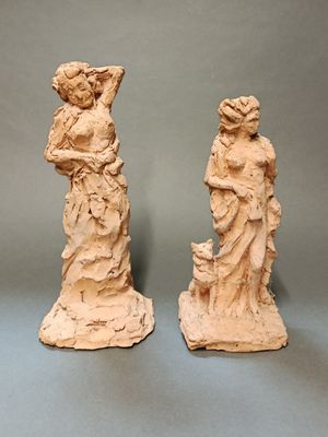 Deux statues, l'une représentant une femme et l'autre un homme, se tiennent l'une à côté de l'autre