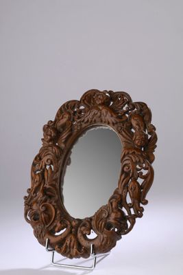 une image représentant un miroir posé sur un support, sur une surface blanche