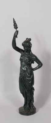 Femme à l'antique élevant un flambeau