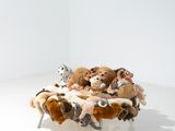 une pile de peluches posée sur une petite table