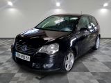 une photo d'une VW Golf noire dans un showroom