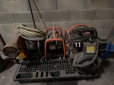 un tas d'outils posé sur une palette dans un garage