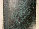 un vieux livre posé sur une table