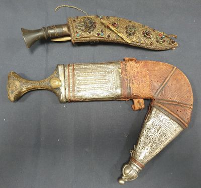 une paire de poignards anciens en argent et or sur fond noir