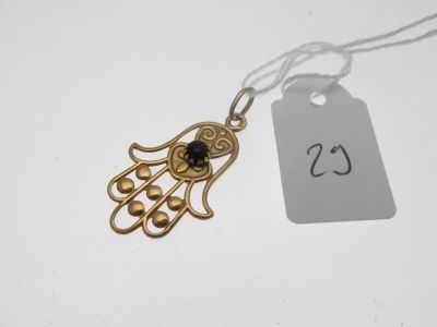 gros plan d'un collier auquel est attachée une étiquette