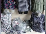 beaucoup de vêtements exposés dans un magasin