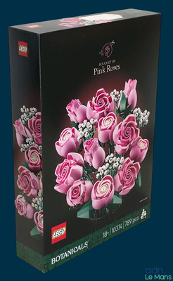 une boîte contenant un bouquet de roses roses