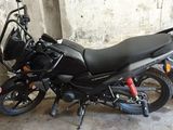 une moto garée contre un mur