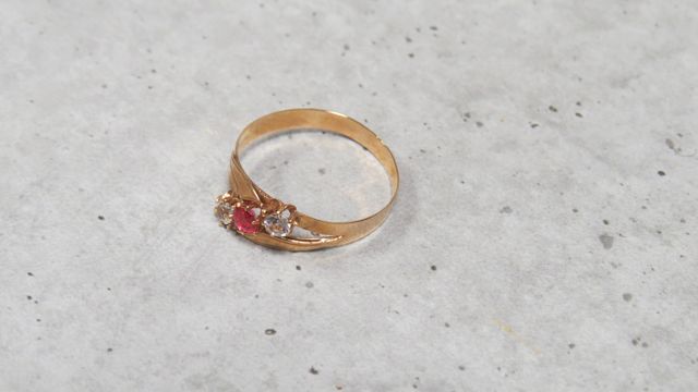 Bague en or 750‰, sertie d’un rubis et de deux diamants taille mo...