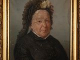 portrait d'une femme en robe noire, avec une fleur dans les cheveux