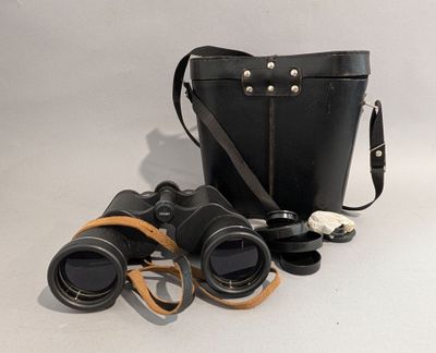 un sac noir et une paire de jumelles posés sur une table