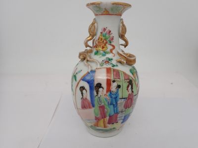 un vase avec un tableau posé sur une table