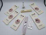 une table blanche sur laquelle sont disposés toute une série de produits pour les ongles