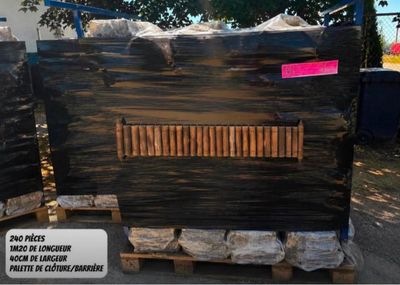 deux cartons de bouchons de vin posés sur des palettes