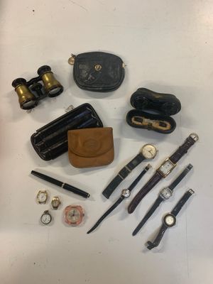 un grand nombre d'objets posés sur une table
