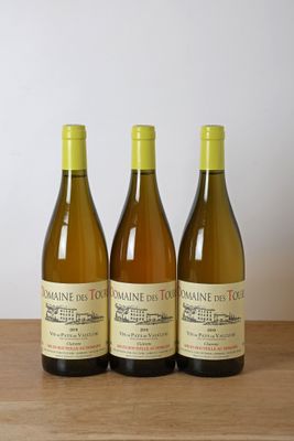 trois bouteilles de vin posées sur une table en bois